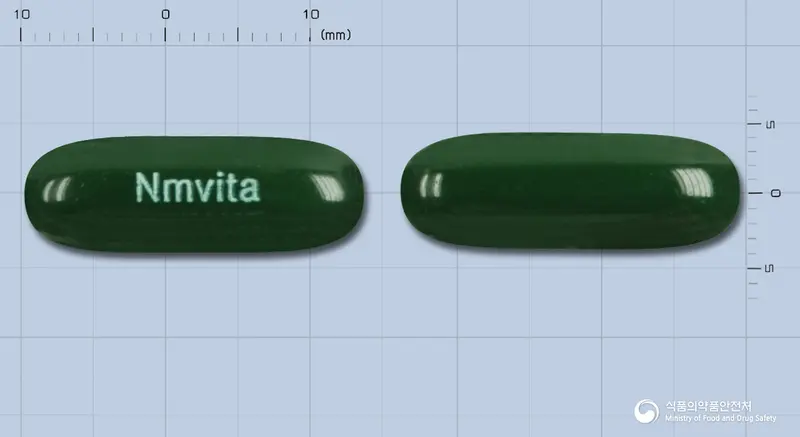 뉴미네랄비타연질캡슐 앞뒤 사진 (초록색 캡슐, 각인 Nmvita)