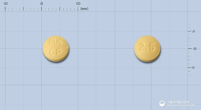 실라자프정(실라자프릴수화물) 앞뒤 사진 (노란색 원형, 각인 MK CP / 2.5)