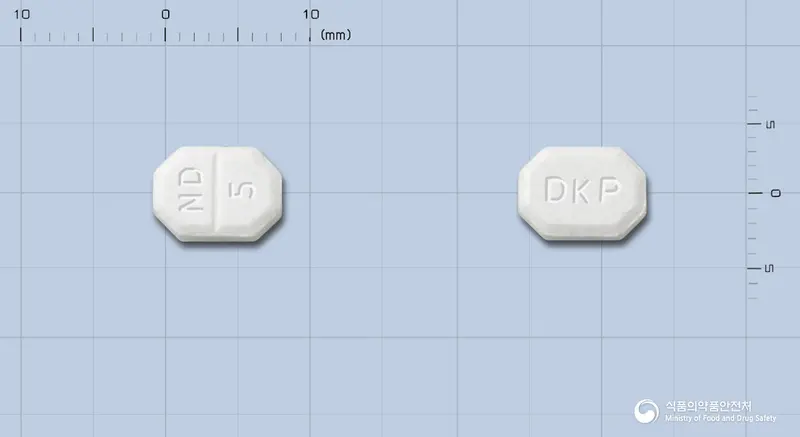 뉴디핀정(암로디핀말레산염) 앞뒤 사진 (흰색 팔각형, 각인 ND 5 / DKP)