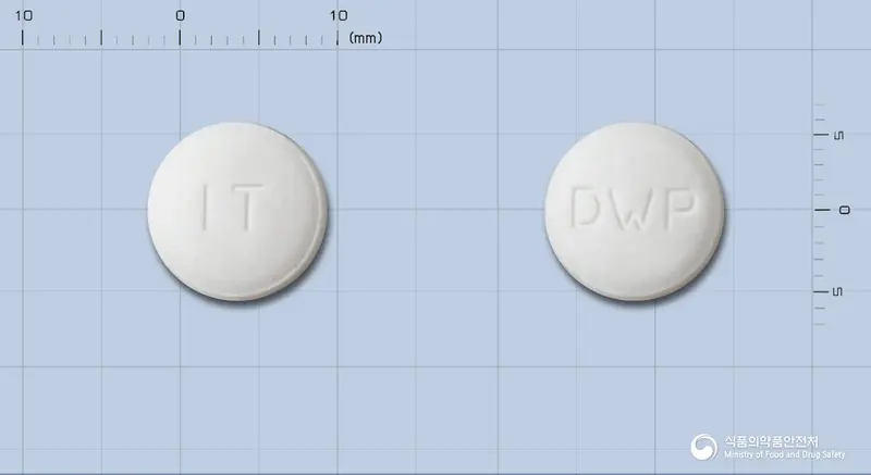 대원이트라코나졸정(이트라코나졸고체분산체) 앞뒤 사진 (흰색 원형, 각인 IT / DWP)