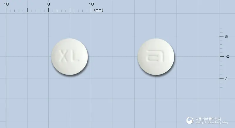 카르딜엑스엘서방정4밀리그램(독사조신메실산염) 앞뒤 사진 (흰색 원형, 각인 XL)