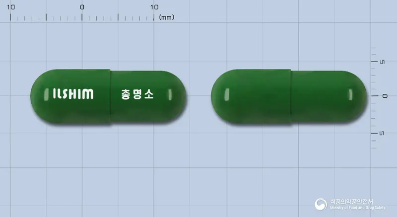 총명소캡슐 앞뒤 사진 (초록색 캡슐, 각인 ILSHIM 총명소)