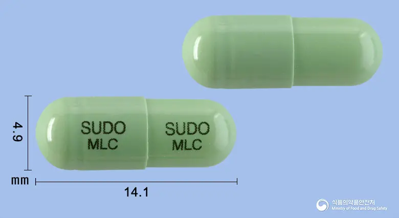 멜리카캡슐(멜록시캄) 앞뒤 사진 (연두색 캡슐, 각인 SUDO SUDOMLC MLC)