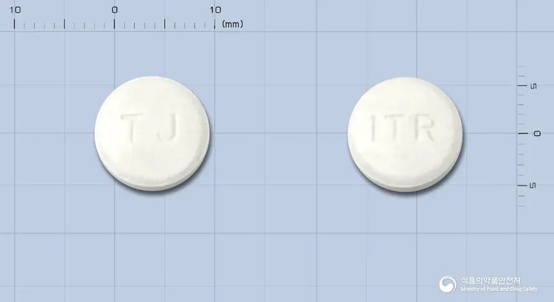 이트라코날정(이트라코나졸고체분산체) 앞뒤 사진 (흰색 원형, 각인 TJ / ITR)