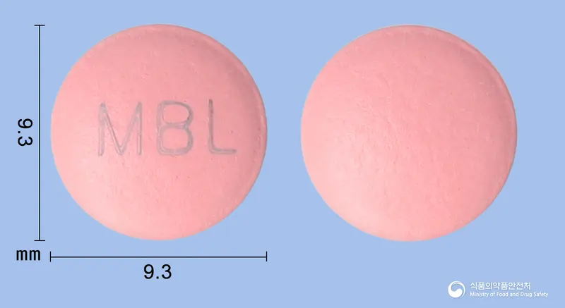 부로멜라장용정(브로멜라인) 앞뒤 사진 (분홍색 원형, 각인 MBL)
