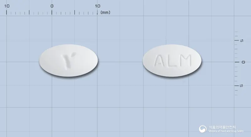 아렌맥스정(알렌드론산나트륨삼수화물) 앞뒤 사진 (흰색 타원형, 각인 ALM)