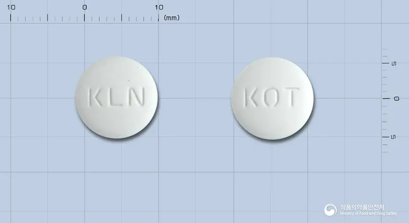 코니트라정100밀리그램(이트라코나졸고체분산체) 앞뒤 사진 (흰색 원형, 각인 KLN / KOT)