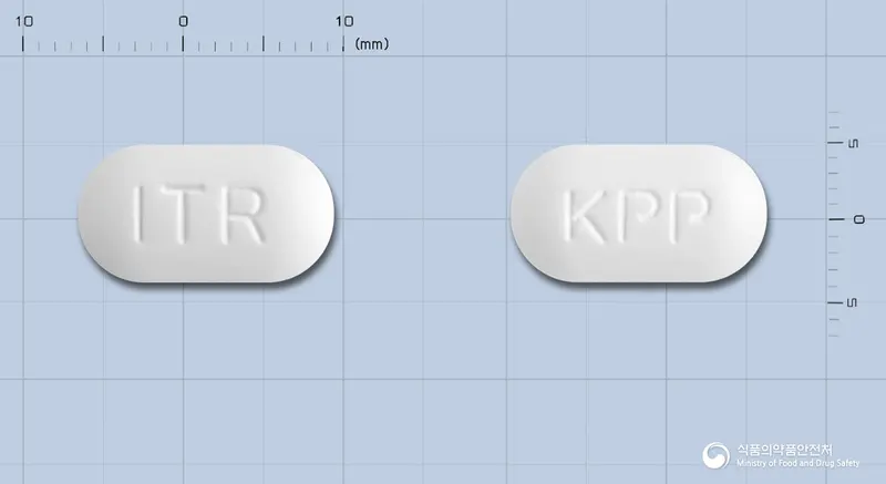 이트라코정(이트라코나졸) 앞뒤 사진 (흰색 장방형, 각인 ITR / KPP)