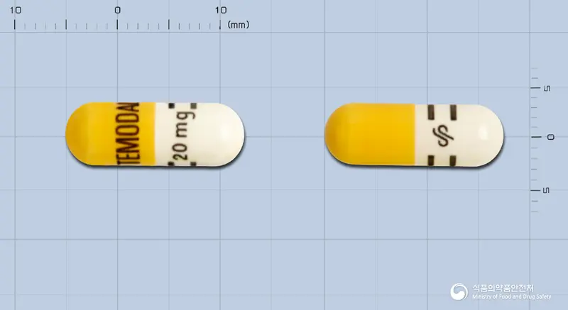 테모달캡슐20밀리그램(테모졸로미드) 앞뒤 사진 (노란색 캡슐, 각인 TEMODAL=20mg= / = =)