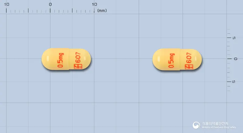 프로그랍캡슐0.5밀리그램(타크로리무스수화물) 앞뒤 사진 (노란색 캡슐, 각인 0.5mg 607 / 0.5mg 607)