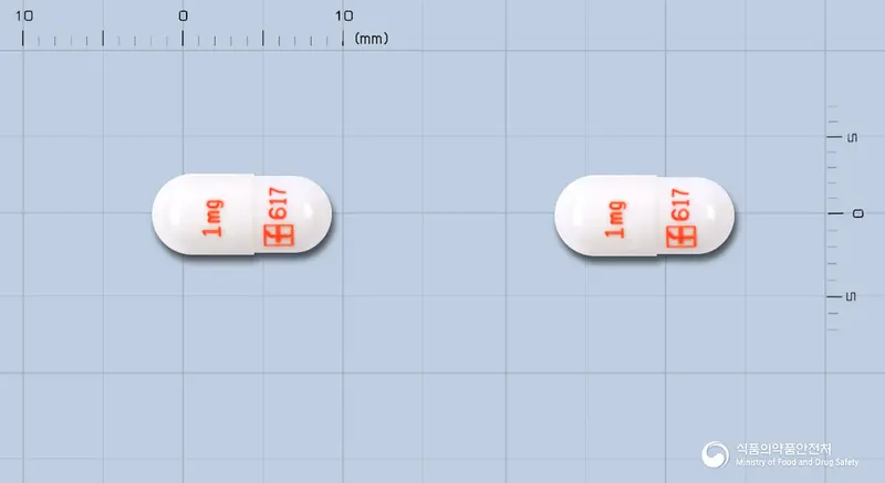 프로그랍캡슐1밀리그램(타크로리무스수화물) 앞뒤 사진 (흰색 캡슐, 각인 1mg 617 / 1mg 617)