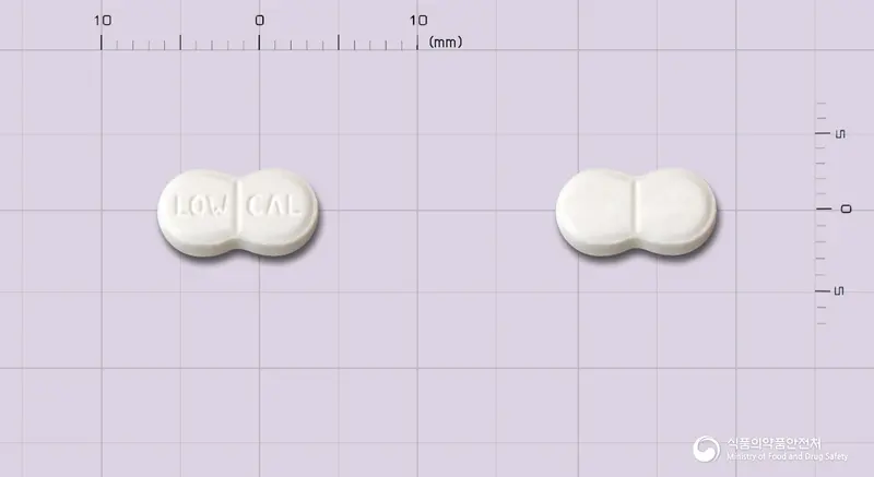 로우칼정(펜터민염산염) 앞뒤 사진 (흰색 기타, 각인 LOW CAL)