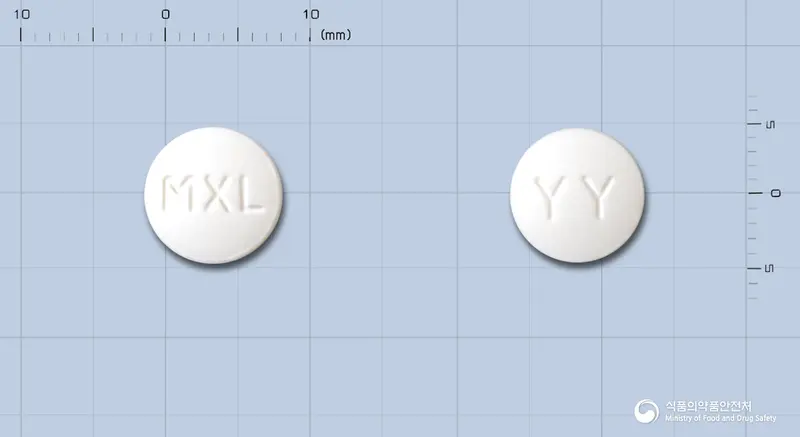 마빌엑스엘정(알렌드론산나트륨) 앞뒤 사진 (흰색 원형, 각인 MXL / YY)