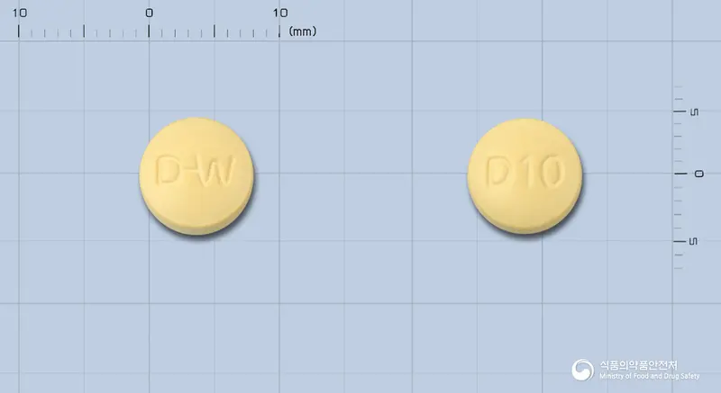 돈페질정10밀리그램(도네페질염산염일수화물) 앞뒤 사진 (노란색 원형, 각인 D-W / D10)