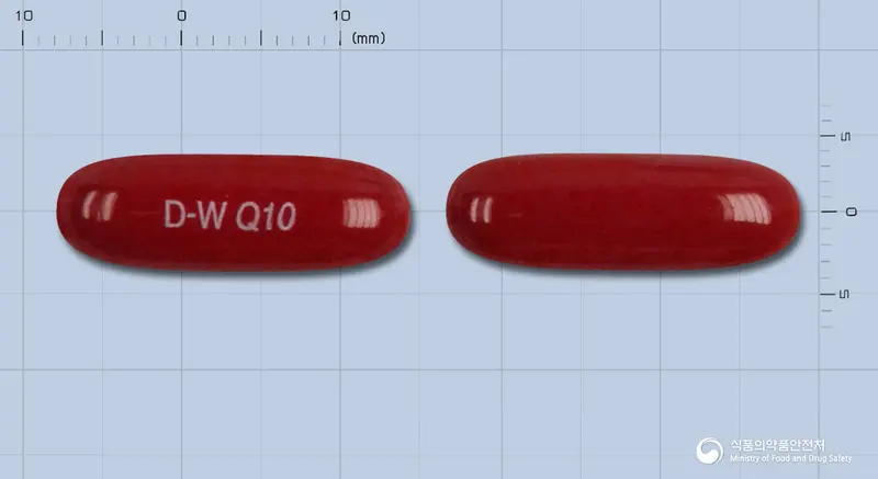 큐엔비타연질캡슐 앞뒤 사진 (갈색 캡슐, 각인 D-W Q10)