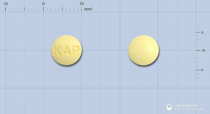 알셉트정(도네페질염산염수화물) 앞뒤 사진 (노란색 원형, 각인 KAP)