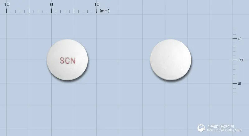 시나디핀정(실니디핀) 앞뒤 사진 (흰색 원형, 각인 SCN)