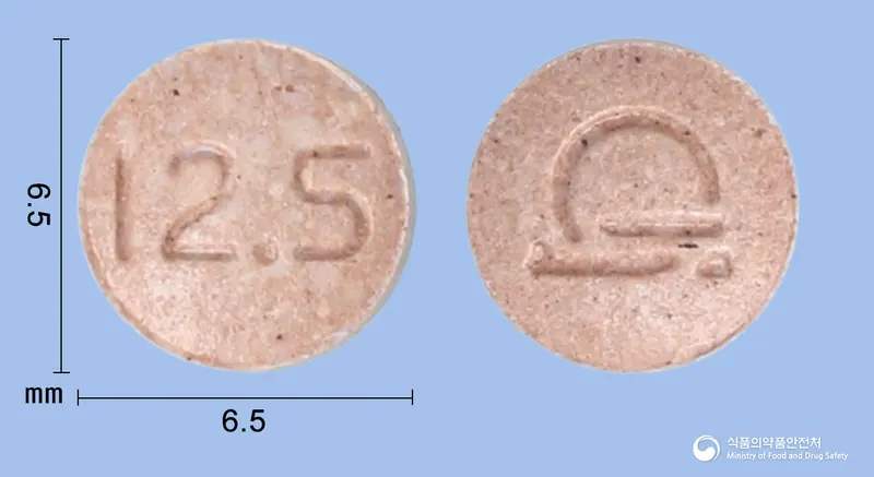원베롤정12.5mg(카르베딜롤) 앞뒤 사진 (주황색 원형, 각인 12.5)