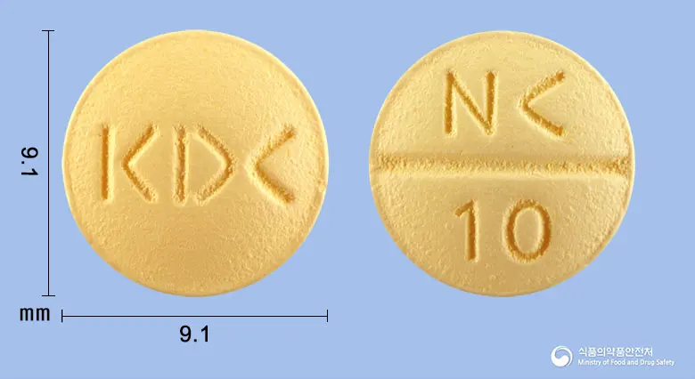 뉴로셉트정10밀리그램(도네페질염산염일수화물) 앞뒤 사진 (노란색 원형, 각인 KDC / NC 10)