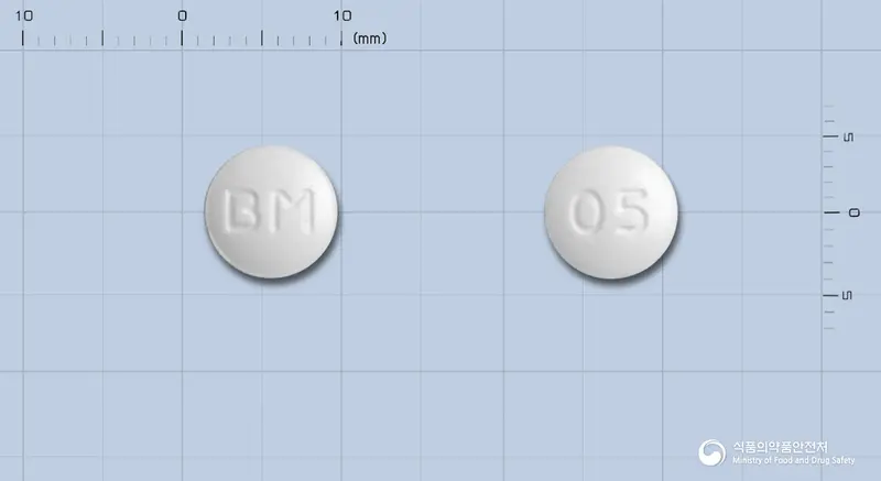 유노펜정 앞뒤 사진 (흰색 원형, 각인 BM / 05)
