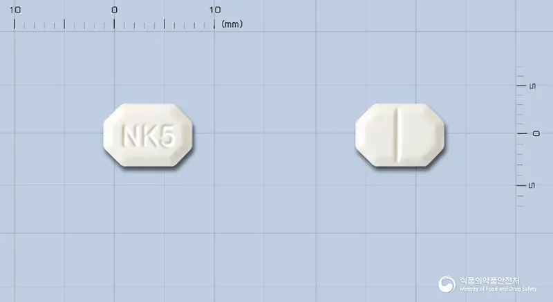 아로핀정(암로디핀말레산염)(수출명:AROPME Tablet)(수출용) 앞뒤 사진 (흰색 팔각형, 각인 NK5)