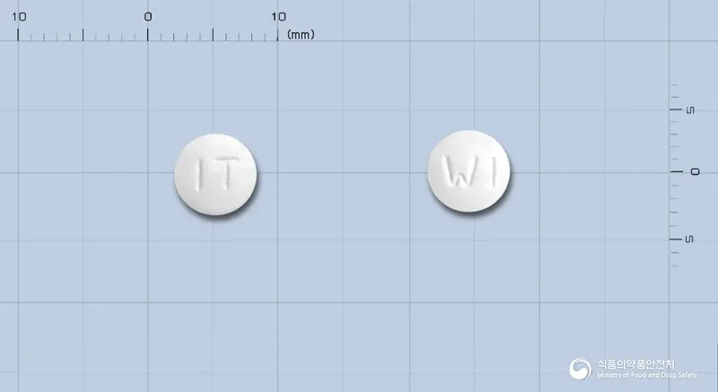 이토라제정(이토프리드염산염) 앞뒤 사진 (흰색 원형, 각인 IT / WI)
