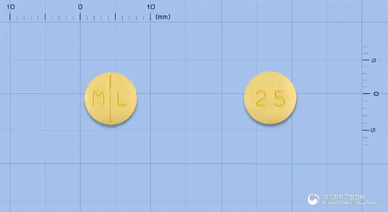 토파씬정25밀리그램(토피라메이트) 앞뒤 사진 (노란색 원형, 각인 M L / 25)