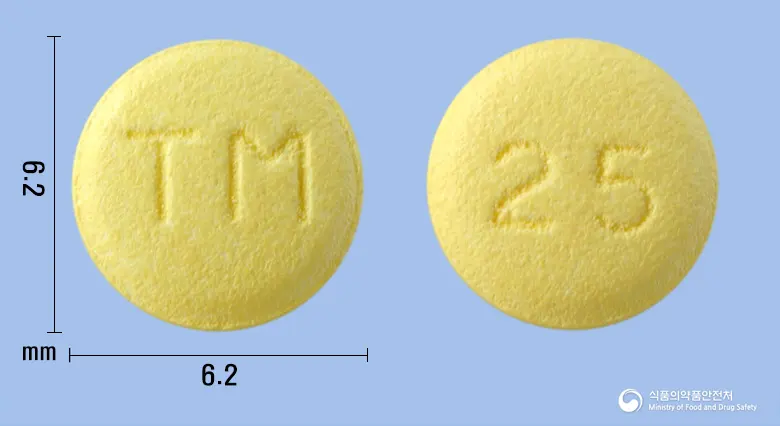 토피라맥스정25mg(토피라메이트) 앞뒤 사진 (노란색 원형, 각인 TM / 25)
