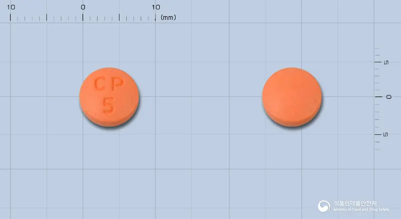 다나진정10mg(세라티오펩티다제)(수출용) 앞뒤 사진 (주황색 원형, 각인 CP5)