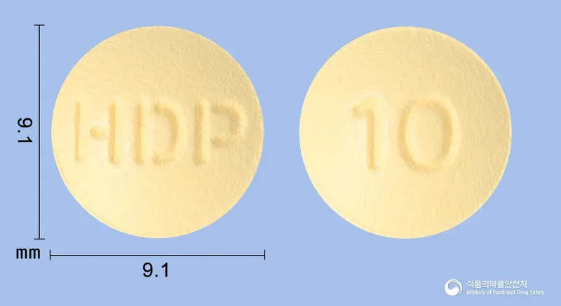 하이페질정10밀리그램(도네페질염산염수화물) 앞뒤 사진 (노란색 원형, 각인 HDP / 10)