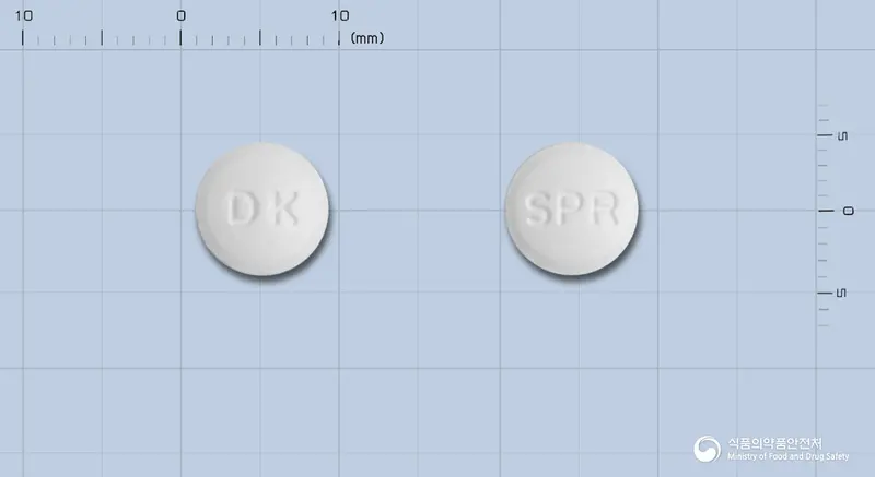 사포렐정100밀리그램(사르포그렐레이트염산염) 앞뒤 사진 (흰색 원형, 각인 DK / SPR)