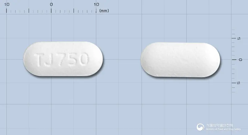 팜비클로정750밀리그람(팜시클로비르) 앞뒤 사진 (흰색 장방형, 각인 TJ750)