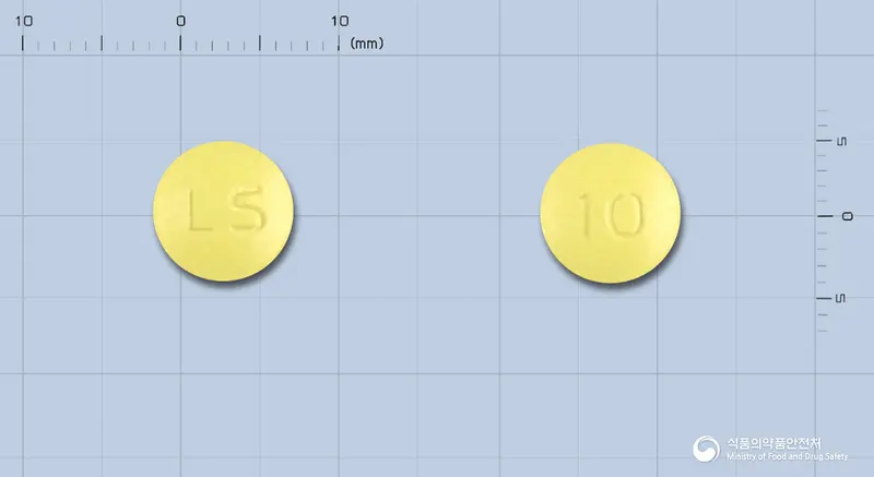 케이셉트정10밀리그램(도네페질염산염수화물) 앞뒤 사진 (노란색 원형, 각인 LS / 10)