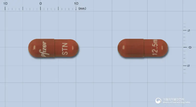 수텐캡슐12.5밀리그램(수니티닙말산염) 앞뒤 사진 (빨간색 캡슐, 각인 STN12.5mg)
