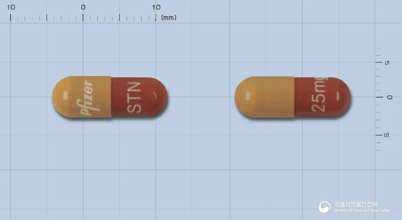 수텐캡슐25밀리그램(수니티닙말산염) 앞뒤 사진 (갈색 캡슐, 각인 STN25mg)