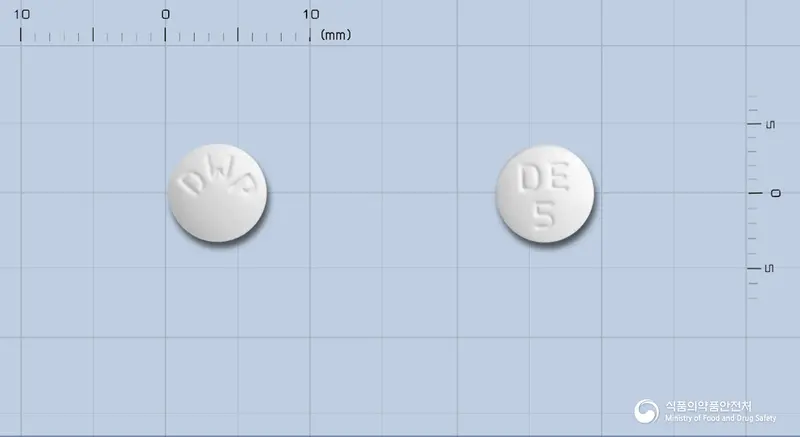 대원염산도네페질정5mg(도네페질염산염) 앞뒤 사진 (흰색 원형, 각인 DWP / DE5)