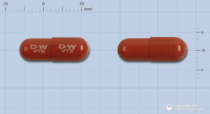 비티스캡슐(비티스비니페라엽건조엑스) 앞뒤 사진 (갈색 캡슐, 각인 D-W D-WVTS VTS)