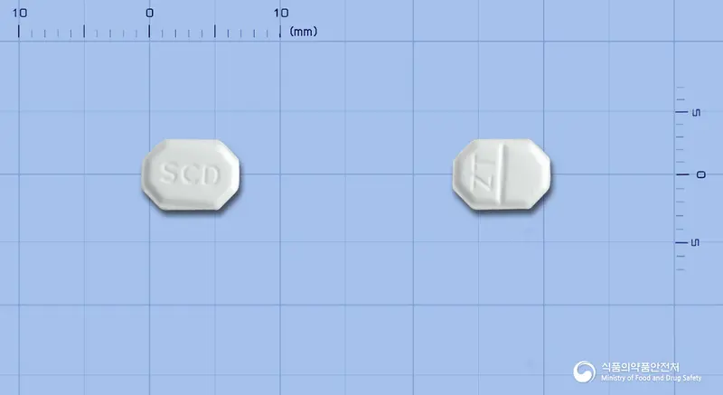 지텐션정2.5밀리그램(에스암로디핀베실산염이수화물) 앞뒤 사진 (흰색 팔각형, 각인 SCD / ZT)