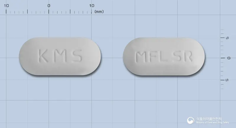 메폴린서방정500밀리그램(메트포르민염산염) 앞뒤 사진 (흰색 장방형, 각인 KMS / MFL SR)