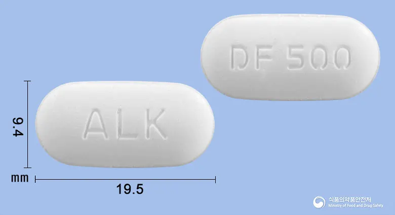 디마폴민서방정(메트포르민염산염) 앞뒤 사진 (흰색 장방형, 각인 ALK / DF 500)