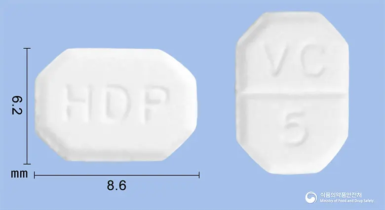 바로스크정5밀리그람(암로디핀베실산염) 앞뒤 사진 (흰색 팔각형, 각인 VC 5 / HDP)