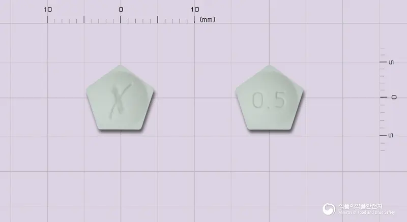 자낙스XR정0.5mg(알프라졸람) 앞뒤 사진 (흰색 오각형, 각인 0.5)
