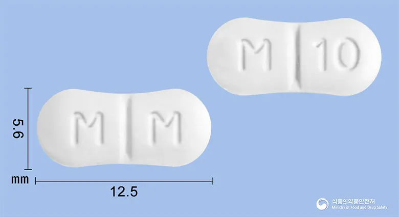 에만틴정(메만틴염산염) 앞뒤 사진 (흰색 기타, 각인 M M / M 10)