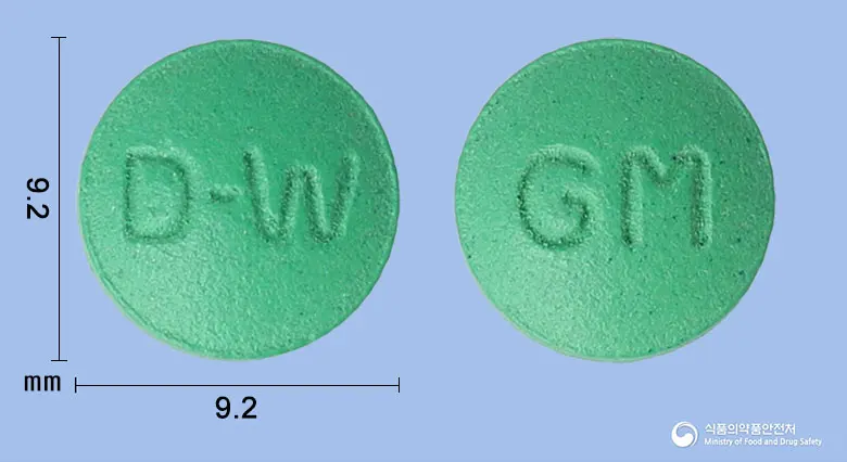 징코모아정120mg(은행엽건조엑스) 앞뒤 사진 (초록색 원형, 각인 D-W / GM)