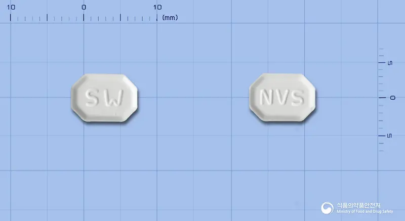 노바스핀정5mg(암로디핀베실산염) 앞뒤 사진 (흰색 팔각형, 각인 SW / NVS)