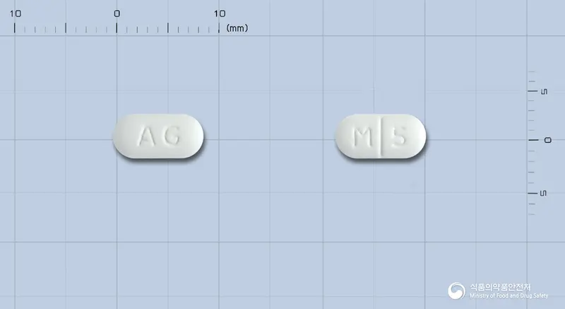 디스펩틴정5mg(모사프리드시트르산염수화물) 앞뒤 사진 (흰색 장방형, 각인 AG / M 5)