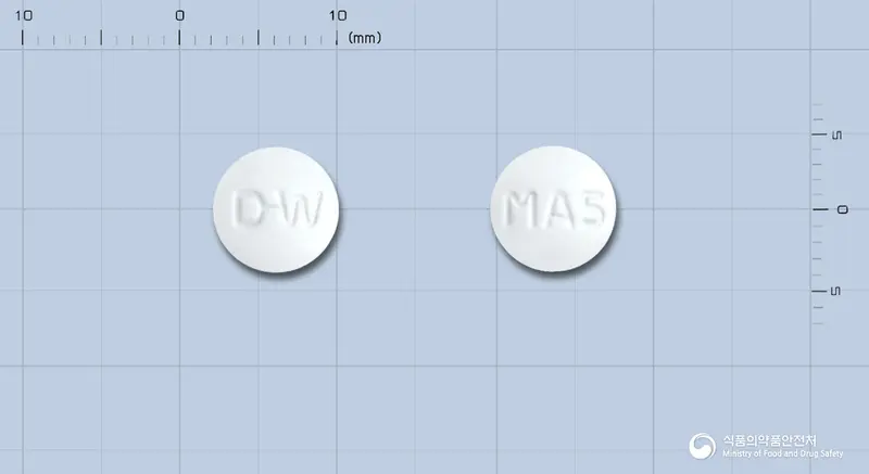 동화암로디핀메실산염정(암로디핀메실산염일수화물) 앞뒤 사진 (흰색 원형, 각인 D-W / MA5)