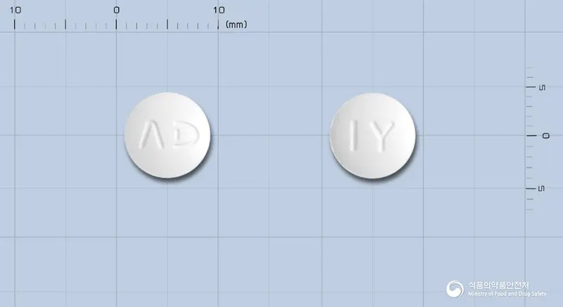 암비피정5밀리그램(암로디핀메실산염일수화물) 앞뒤 사진 (흰색 원형, 각인 ΛD / IY)