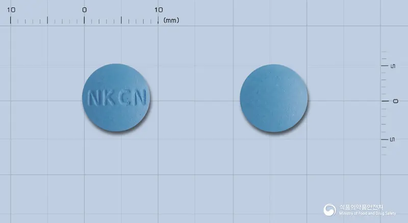 톤실페론정 앞뒤 사진 (파란색 원형, 각인 NKCN)