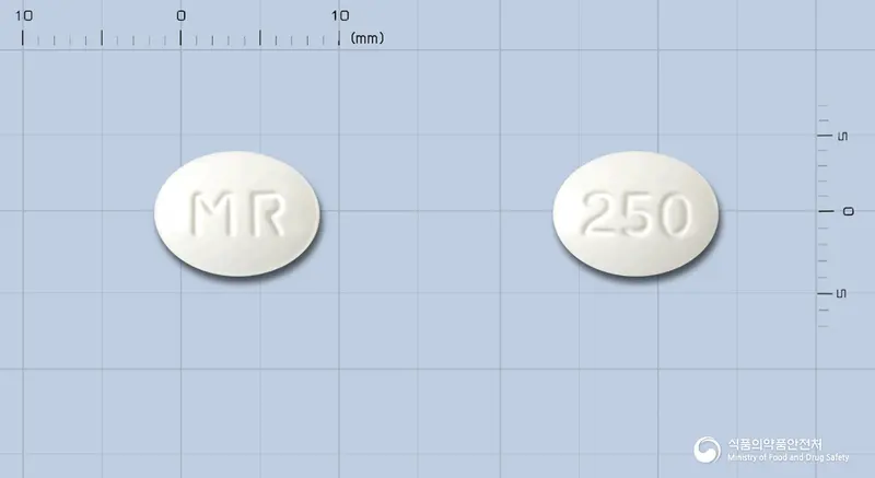 메토나정(메토카르바몰) 앞뒤 사진 (흰색 타원형, 각인 MR / 250)